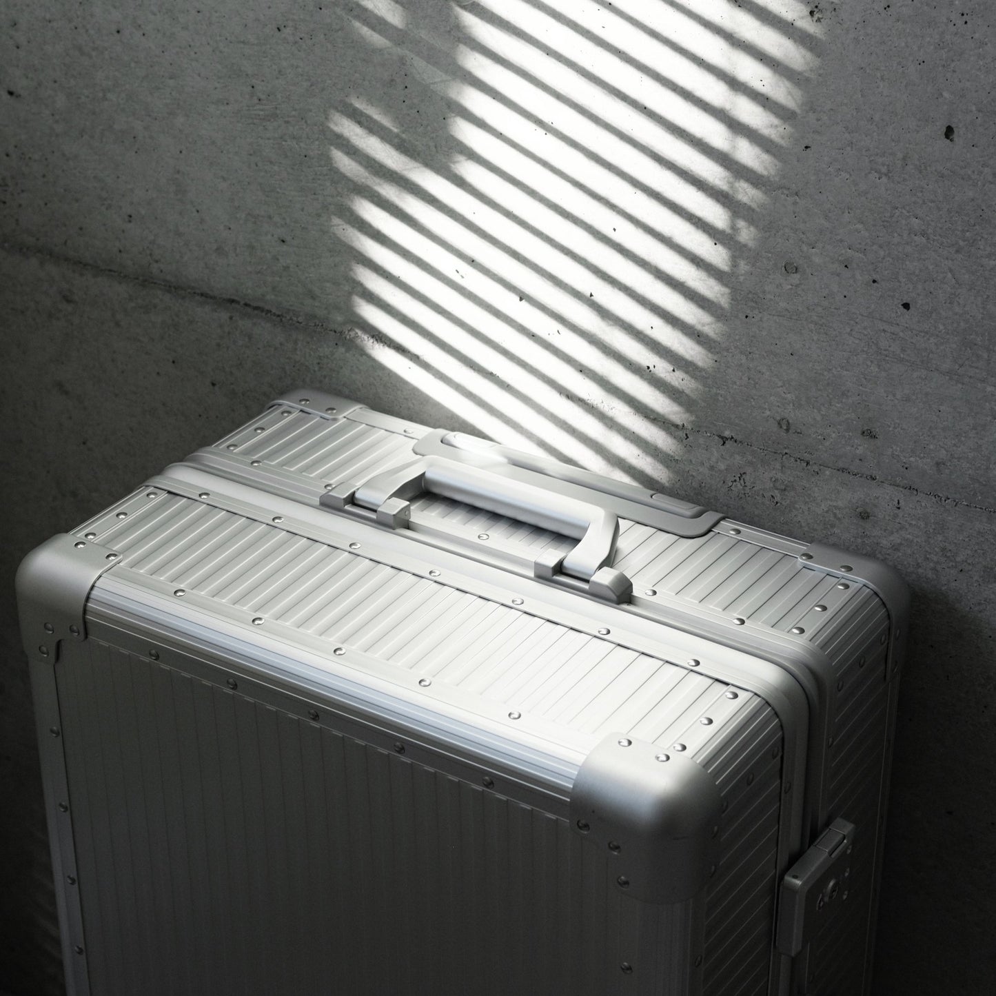 <受注生産 6月末〜発送分>Stripe Aluminum Suitcase(Silver) - aucentic