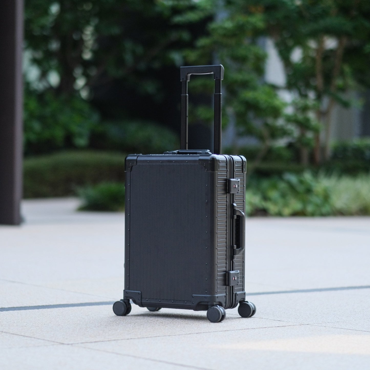 <受注生産 8月25日〜発送分>Stripe Aluminum Suitcase(Black) - aucentic